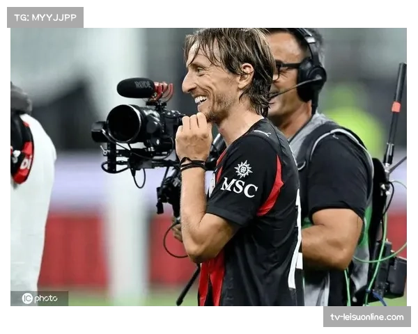 37岁莫德里奇替补登场策动绝杀，赛后获全场球迷起立鼓掌